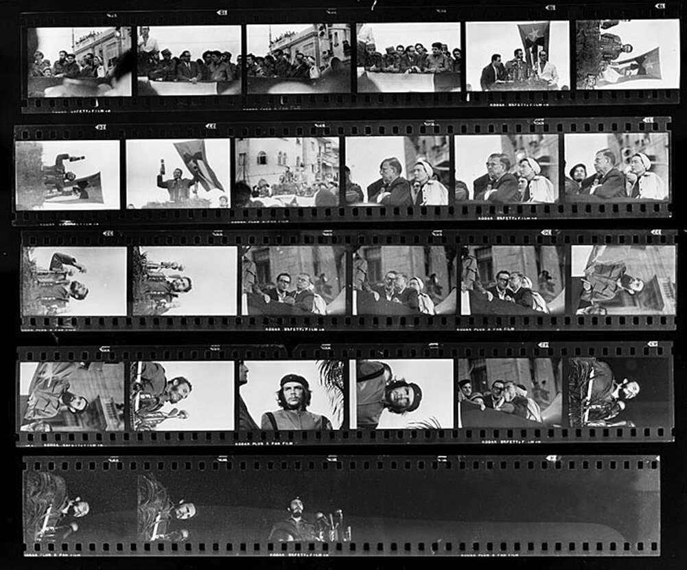 Источник: Alberto Korda. Museo Che Guevara, Havana Cuba. Фотопленка с кадрами митинга. Кадр с Че – четвертый ряд третий слева