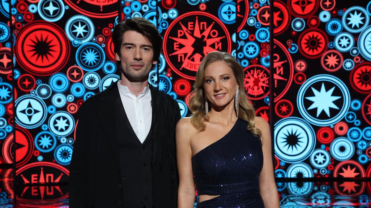 Ведущие Антон Лаврентьев и Аля Кокушкина.