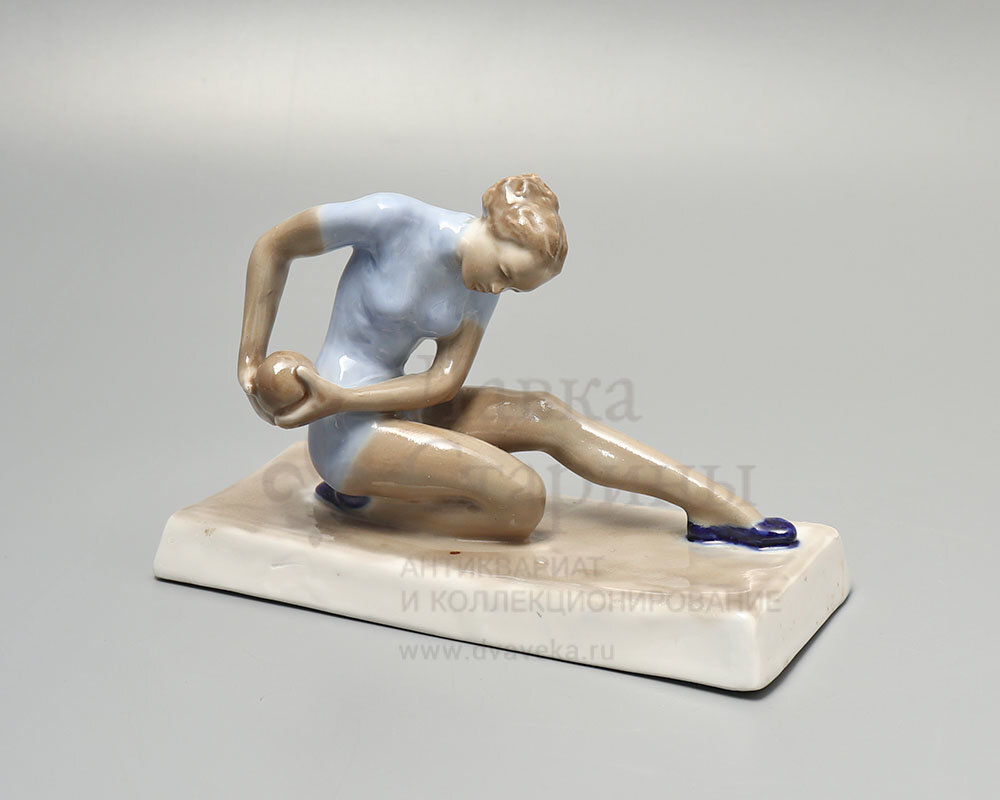 Статуэтка «Гимнастка с мячом», Дулевский фарфоровый завод, 1950-60 годы, скульптор Таёжная (Чешуина) О. П., фарфор, подглазурная роспись. Фото с нашего сайта dvaveka.ru