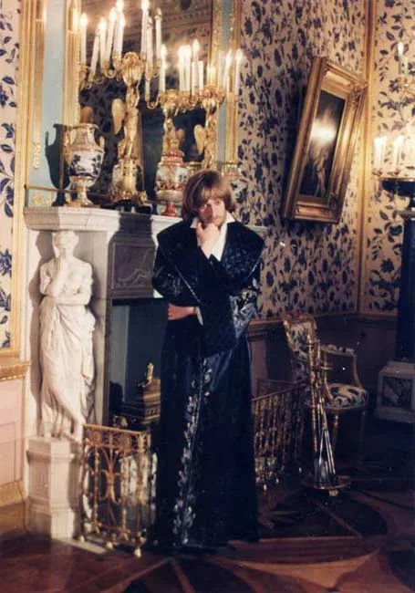 Кадры из к/ф "Узник замка Иф", 1988 год, в интерьерах Екатерининского дворца, обратите внимание на декор камина и позу главного героя - тонко обыграно!, фото из открытых источников 