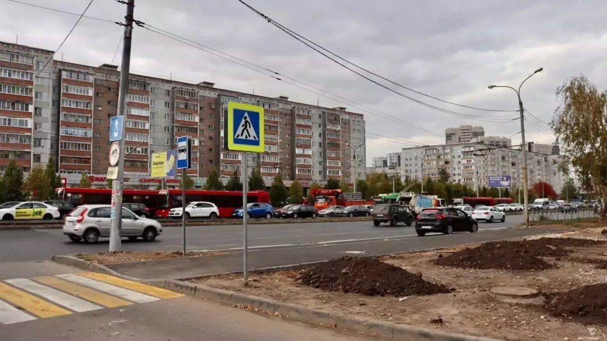     В Казани местные жители попросили привести в порядок зеленую зону возле одного из домов по улице Зорге, пострадавшую от действий муниципальных работников. Соответствующее обращение появилось в комментариях под одной из публикаций в Telegram-канале мэрии.