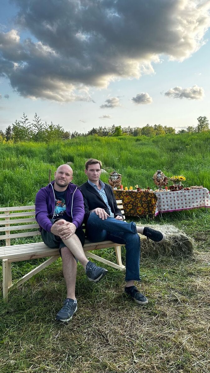 Мем мужик с песком. Наклейка спринтер. Меня ждут пацаны. Парень сидит и грустит. Мужчина грустит.