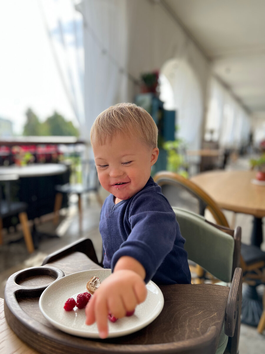 Петя дегустирует суздальскую малину.