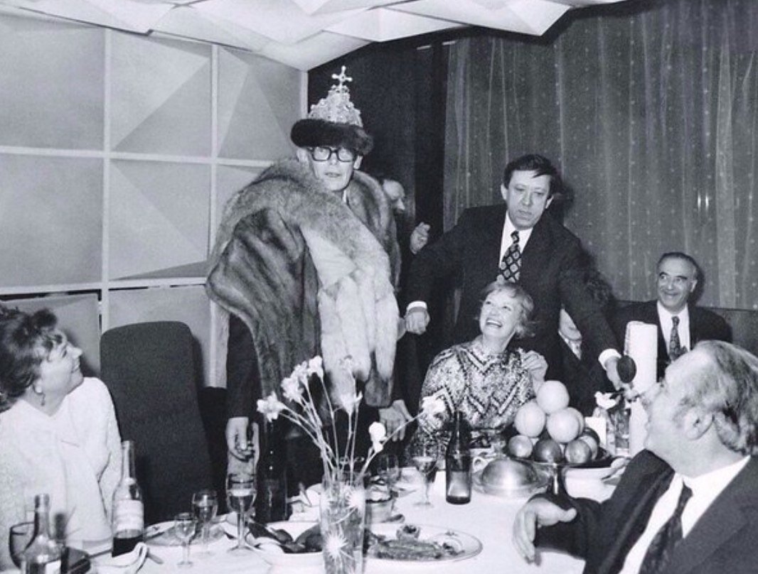 Леонид Гайдай и съемочная группа на банкете по случаю окончания съемок фильма "Иван Васильевич меняет профессию" (1973)