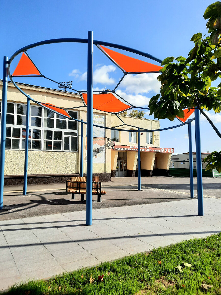 Рядом с Домом физкультуры архитектурная форма в виде мяча