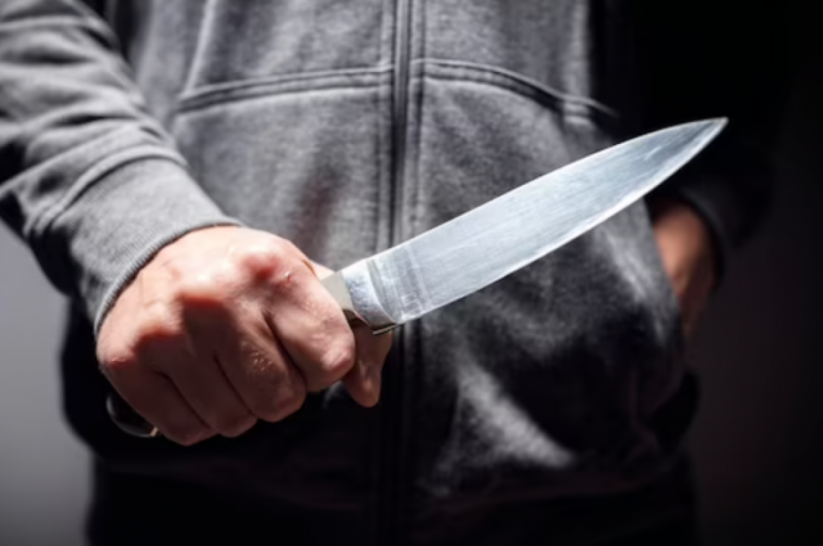    Мужчина попытался увести девушку с собой.