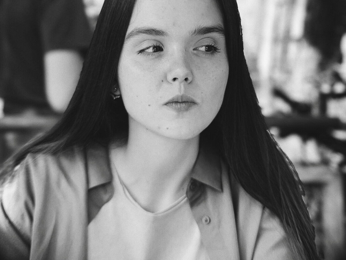 Пыталась найти жизнерадостные фото, но это был тот еще квест. Обычно я на фото серьезная и задумчивая, тут вот что-то задумала)) и, пользуясь случаем, спасибо моему бессменному фотографу - Тамила - ты одна из лучших людей в моей жизни!))