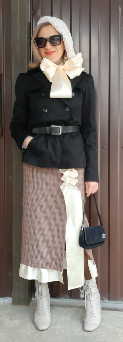 Жакет, водолазка и сумочка из секонд-хэнда.