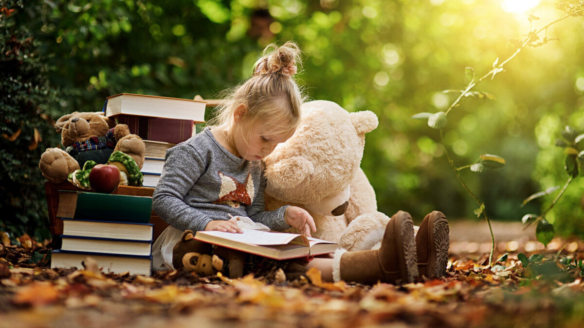 При помощи трафарета или компьютера интересно перепечатывать текст любимой книги. Так ребенок понимает, что каждая буква в слове важна и должна быть на своем месте, он учится соединять буквы в слова.