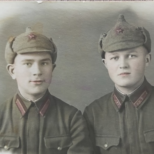 01.1.42 г. Омск. Сюда эвакуировано Ленинградское военно-медицинское училище имени Щорса. Сергею Ярлыкову -18 лет (на фото он слева)его товарищ Иван Жаглин