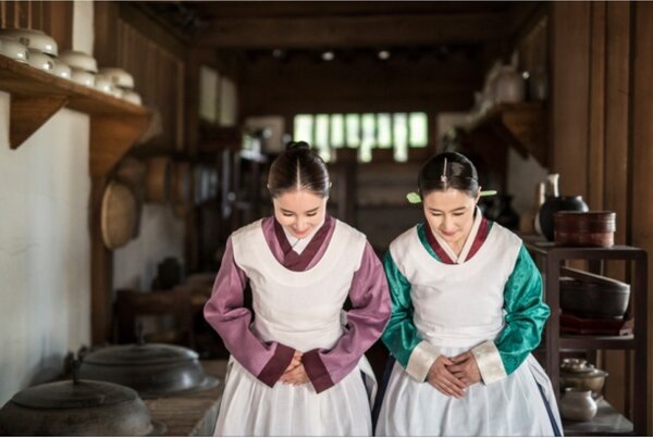 Как показывают дворцовых дам в кино