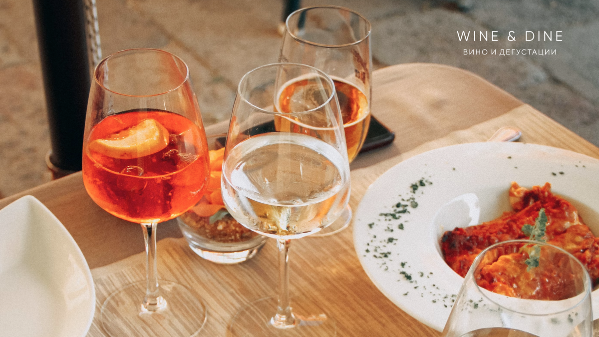 Дополнить итальянскую пасту бокалом хорошего вина — отличное решение для ужина дома или в ресторане.