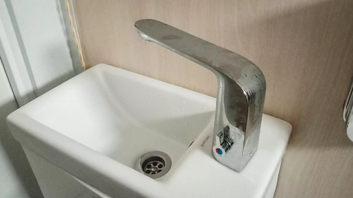     Жителей микрорайона Мещерского озеро в Канавине и других районов избавят от черной воды в кранах за счет перевода МКД на закрытую систему горячего водоснабжения. Работы завершатся полностью до конца 2027 года. Об этом представители мэрии сообщили в соцсетях.