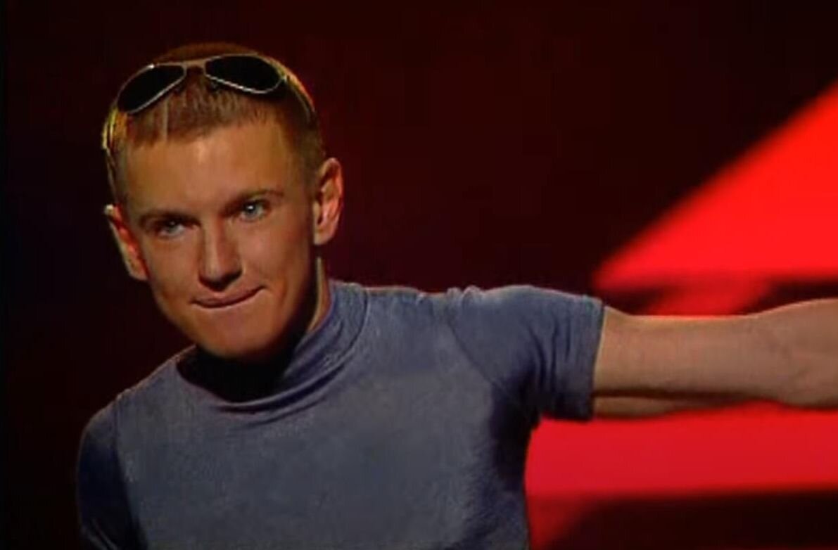 ИГОРЬ СОРИН ВО ВРЕМЯ ВЫСТУПЛЕНИЯ ГРУППЫ "ИВАНУШКИ INTERNATIONAL". СКРИНШОТ: YOUTUBE-КАНАЛ THOMAS ANDERSON