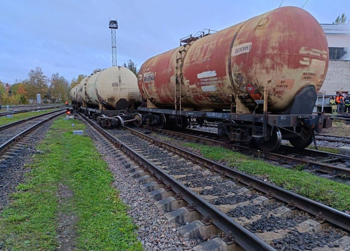    Пять цистерн товарного поезда сошли с рельсов в Псковской области