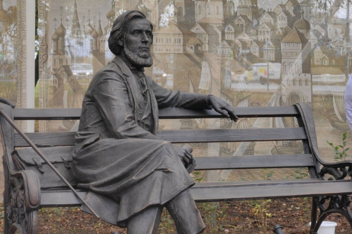    В центре Ярославля открыли памятник Константину Ушинскому