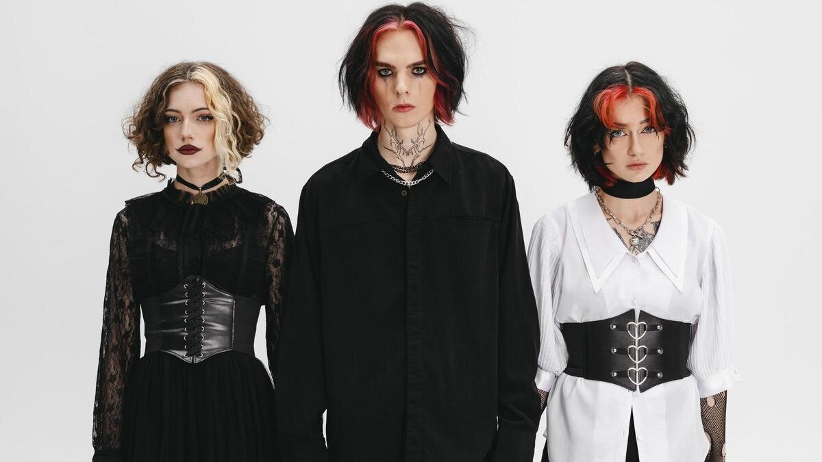    Молодые люди в образе готов:Freepik