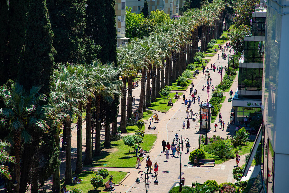 Пешеходная улица Навагинская в центре Сочи