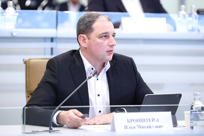    Министр образования Московской области Илья Бронштейн на совещании губернатора Московской области Андрея Воробьева с руководящим составом правительства Московской области и главами городских округов © Антон Чернов, «Подмосковье Сегодня»