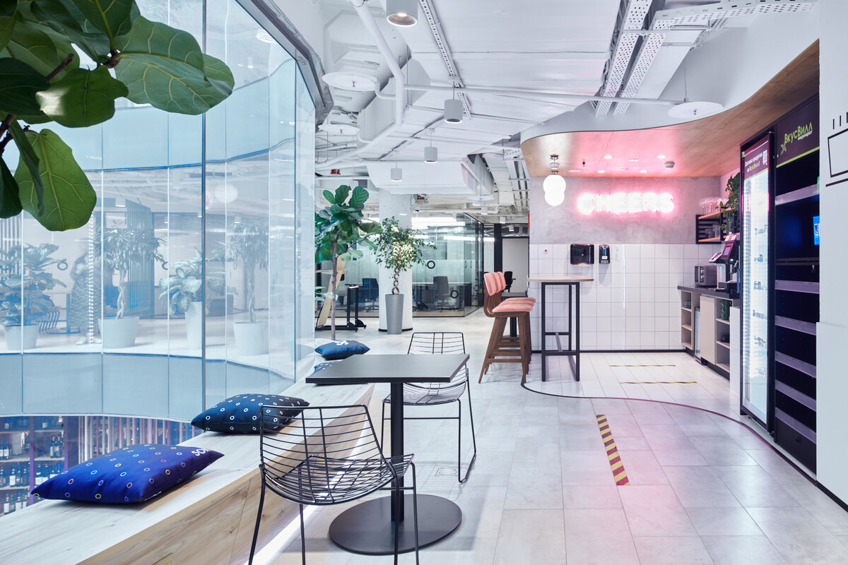 Интерьер в стиле минимализм черный. Лучшие офисы 2021. Офис в стиле минимализм. Dizayn proekt ofisniy stiudio interioor. Офис в серых тонах с деревом.