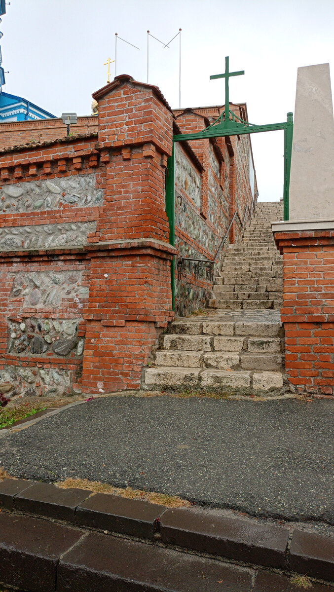 Вот лестница на эту горку