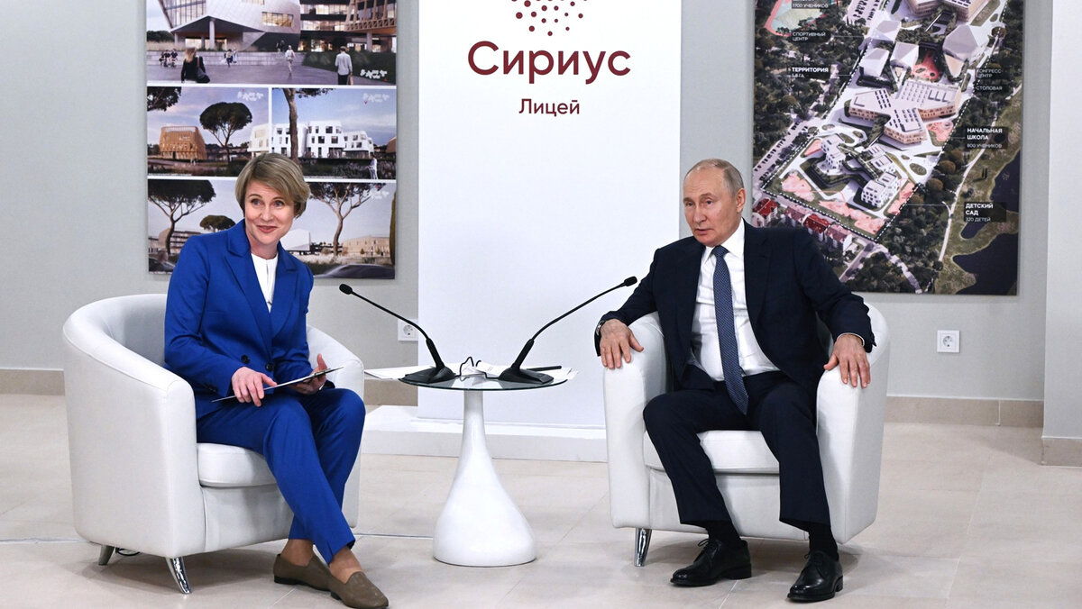 Владимир Путин со Еленой Шмелевой в лицее "Сириус" на встрече