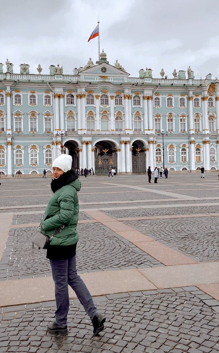 Эрмитаж я посетила, наверное, аж в 10 приезд в Питер. Короче, не спешила я культурно просвещаться. А зря. Было интересно. После прогулки по Дворцовой можно зайти погреться и узнать много интересных фактов из истории государства