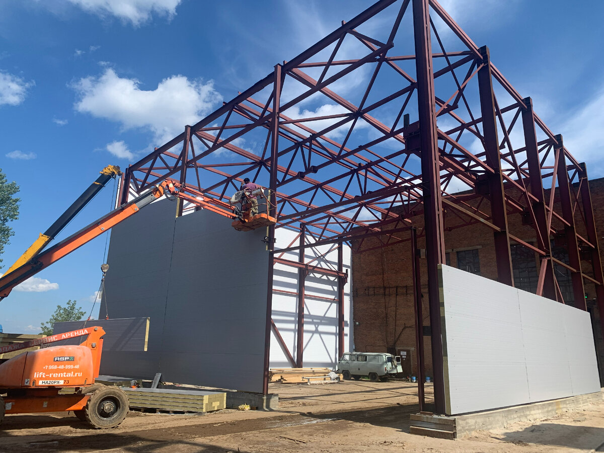 Монтаж сэндвич-панелей на металлический каркас строящегося цеха покраски на ЗМК "Элемент".