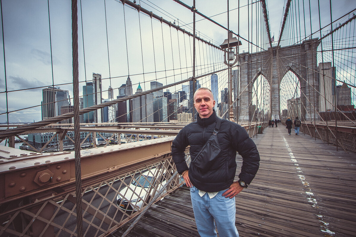 Илья Тарасов в Нью-Йорке на Бруклинском мосту. Январь 2023 год.