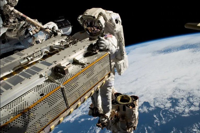     9 июня 2023 астронавт NASA и бортинженер 68 экспедиции Уоррен «Вуди» Хобург управляет роботизированной рукой Canadarm2, маневрируя солнечной батареей к МКС. На заднем плане корабль SpaceX Dragon, который 3 марта пристыковался к порту модуля «Гармония» с четырьмя членами экипажа SpaceX Crew-6.    
 Источник: NASA