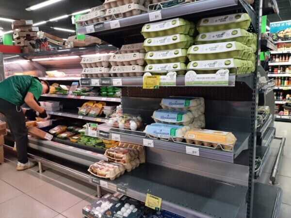 Полки супермаркетов с яйцами поредели