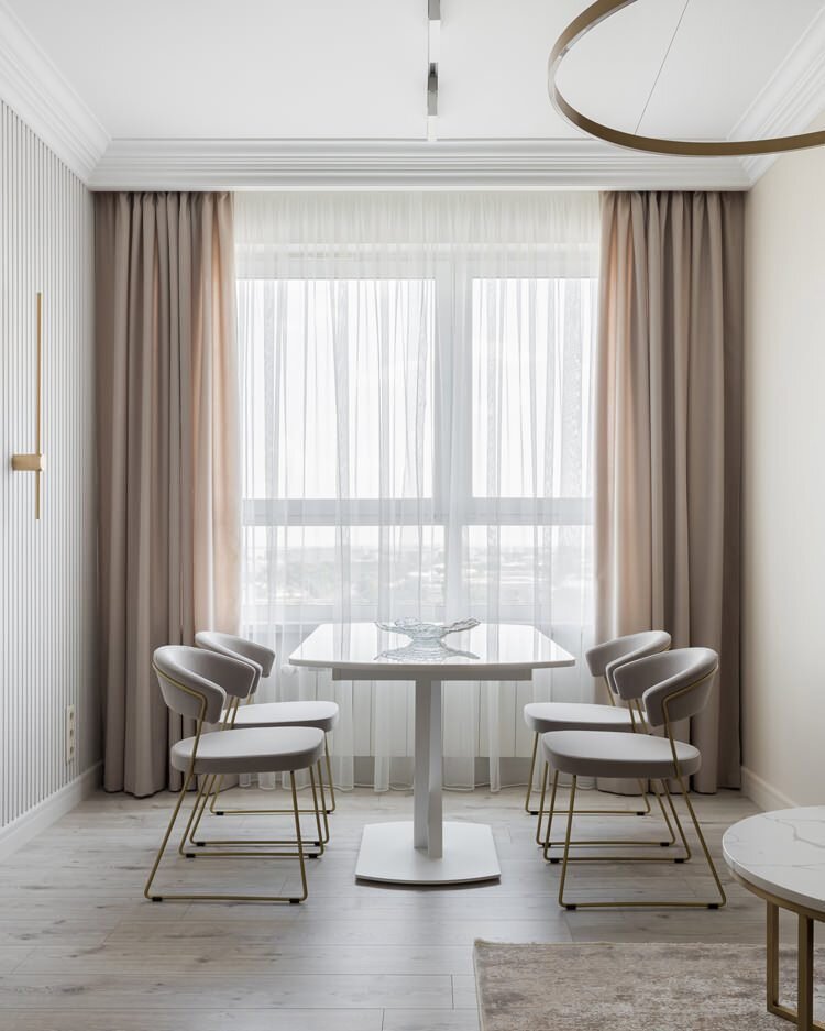 Квартира в Екатеринбурге по проекту Ольги Собко. Зона столовой. На стене слева декоративные 3D панели, обеденный стол, Avanti.