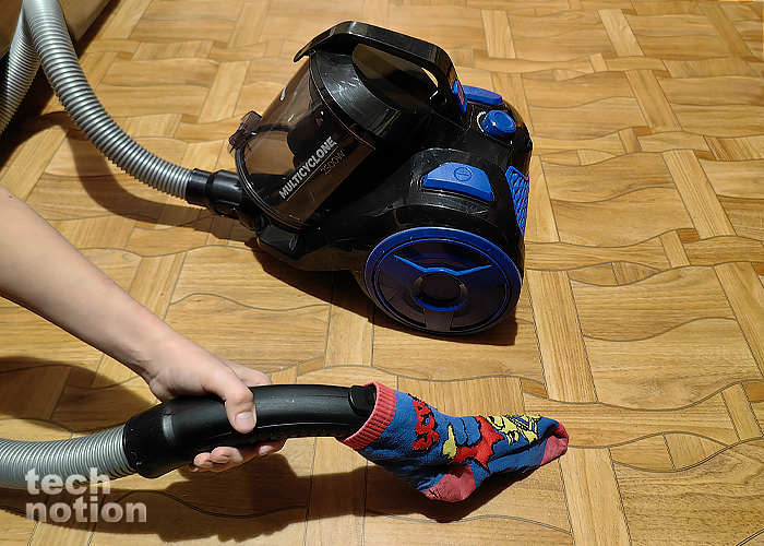 Капроновый чулок или носок всегда мог пригодиться в хозяйстве в СССР (Пылесос Starwind SCV2555 2500Вт) / Изображение: дзен-канал technotion