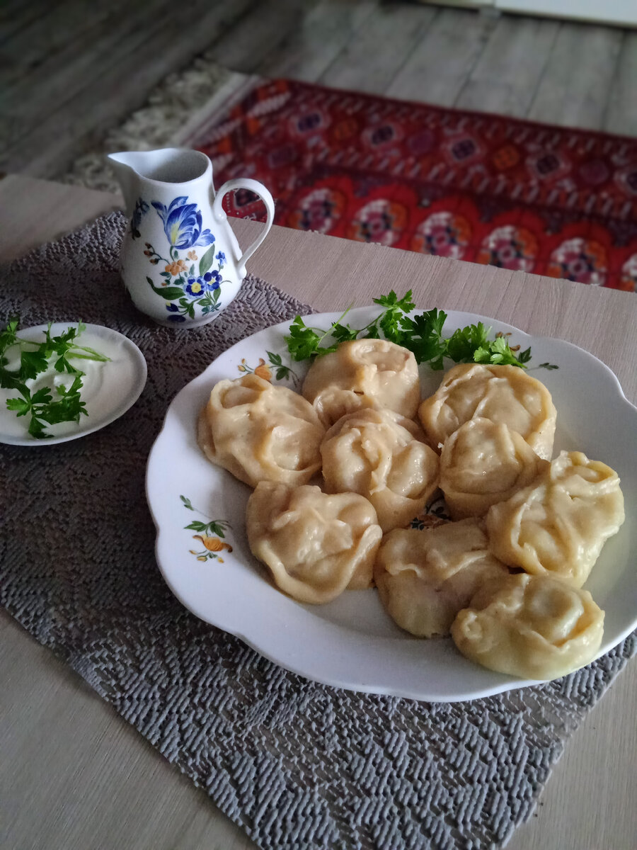 Рецепт * Тесто- мука 500гр, вода 250гр, соль 1/2ч.л, 1яйцо.Можно добавить 1/2 ч.л растит. масла. Фарш можно любой, у меня говядина и свинина по 200гр. всего 400гр.,лук гол., соль и перец на ваше усмотрение, немного тёплой воды. Если любите тыкву, можно добавить. 