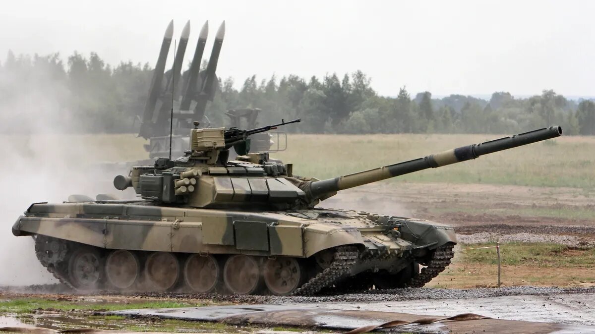 Девушка обучает бойцов работе с танком. Фото: кадр из видео