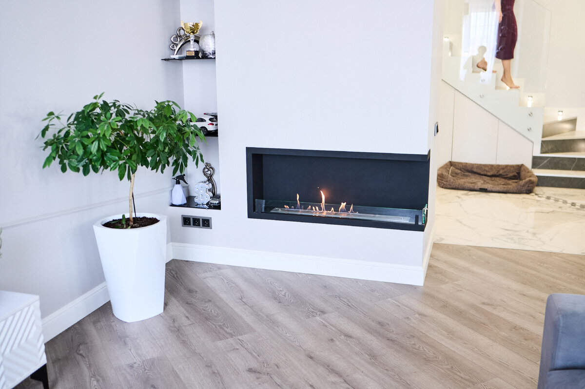 У углового биокамина увеличенный обзор, а значит — больше выгодных ракурсов в интерьере. Здесь настоящий огонь открыт спереди и справа.