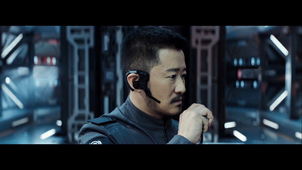 кадры из фильма «Блуждающая Земля»