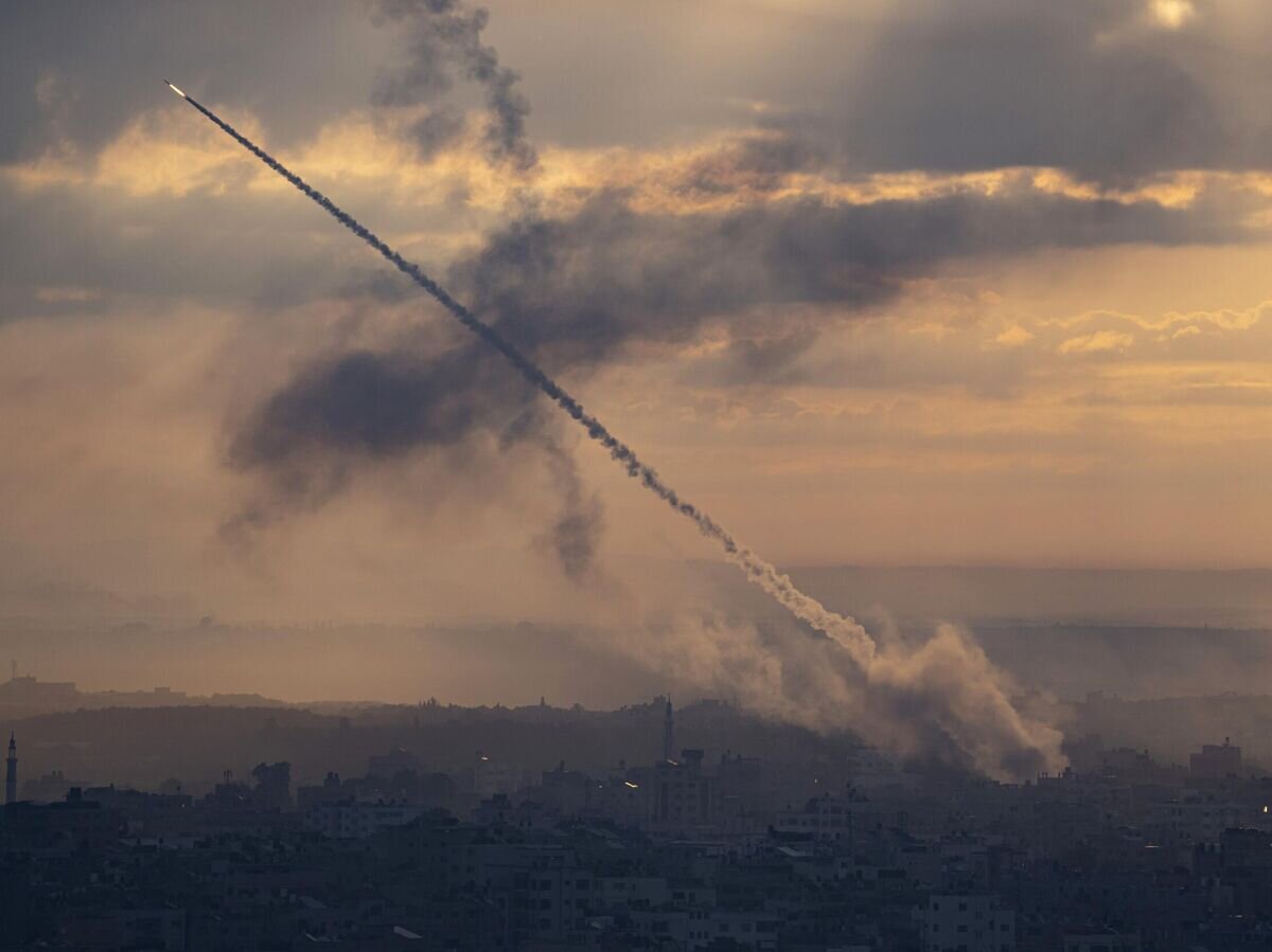    Ракетный обстрел территории Израиля со стороны сектора Газа© AP Photo / Fatima Shbair