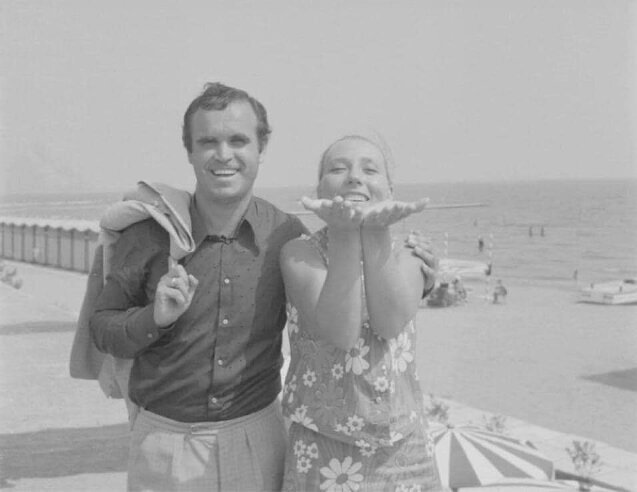 Инна Чурикова и Глеб Панфилов в Венеции, на Лидо. Сентябрь 1970 года. Их первая заграница вместе. В Локарно двумя годами раньше ни его, ни ее не пустили. 