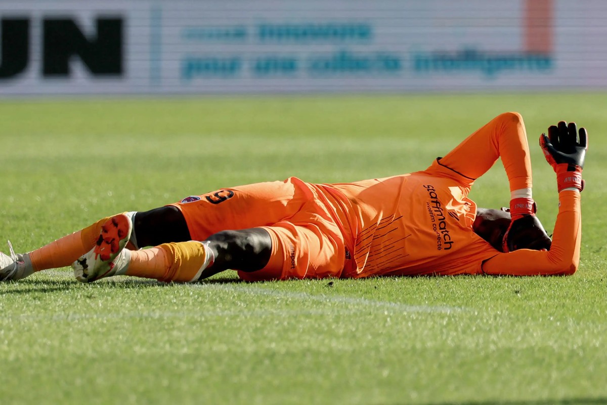     Страшный случай во французском футболе: вратарь получил контузию после взрыва на поле — его спасали на носилках