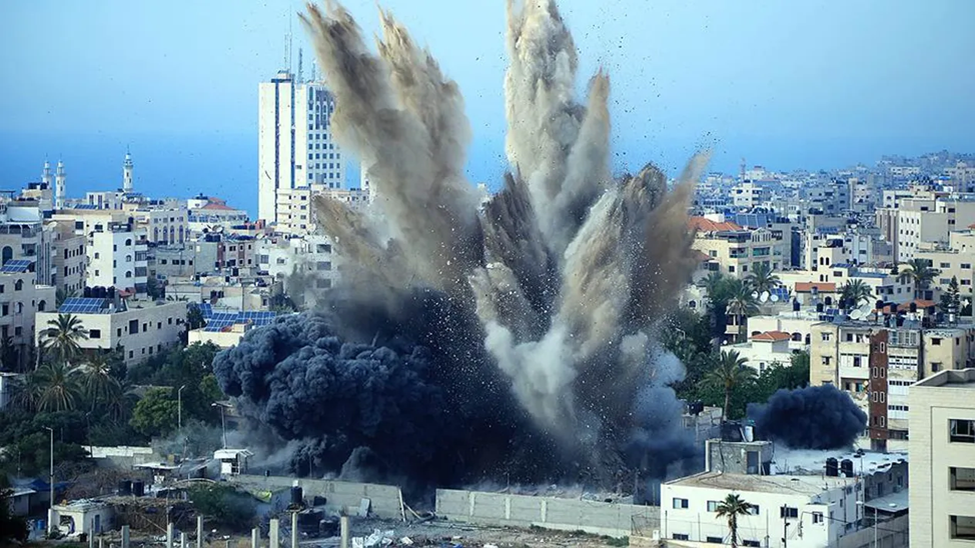 Оправившись от неожиданности, авиация Израиля начала наносить по сектору Газа сокрушительные удары