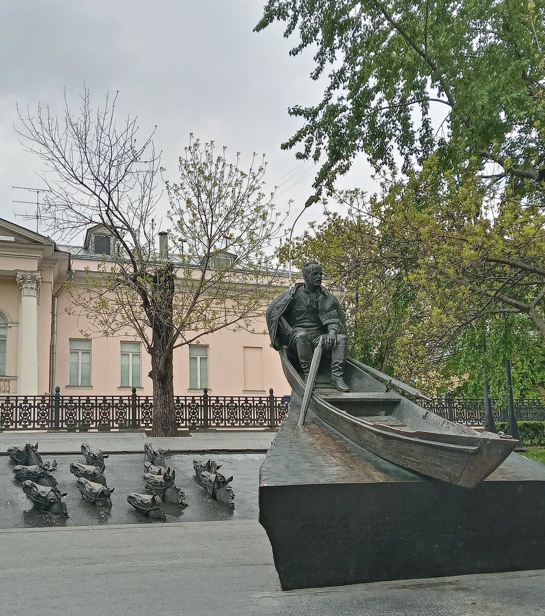 Фонтан у памятника Шолохову