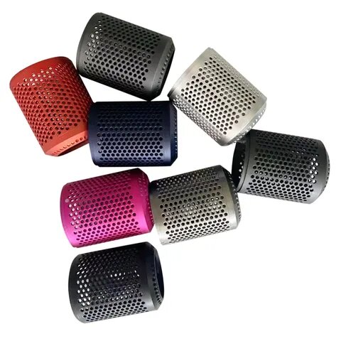    Некоторые фены имеют внешнюю защиту с фильтрационной решеткой,  и дополнительный металлический фильтр. Вам нужно будет очистить все эти предметы.  Соцсети