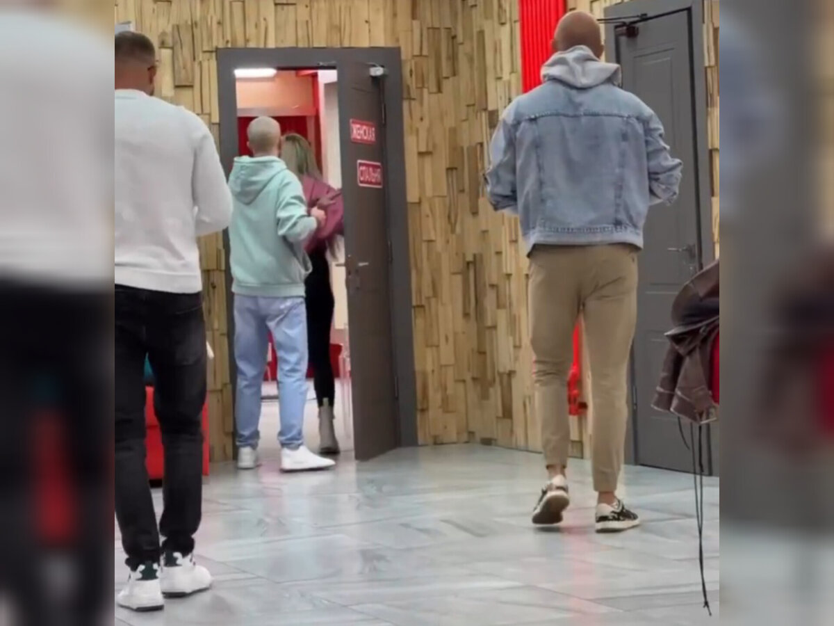 Элина повела новеньких в спальню. Источник: соцсеть