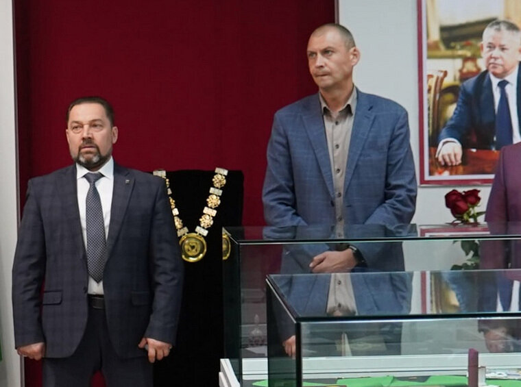    Слева — и. о. главы города Игорь Алчинов, справа — вице-мэр Алексей Петриченко, на стене портрет умершего после продолжительной болезни мэра Олега Дейнеки