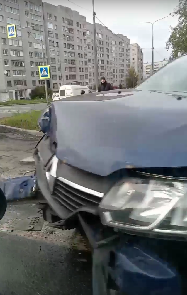    На перекрёстке в Петрозаводске синяя иномарка влетела в ограждение скриншот с записи камер видеонаблюдения