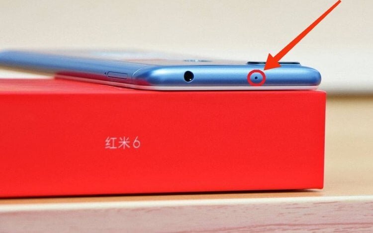    Почти на каждом смартфоне есть второй микрофон, который устанавливают сверху