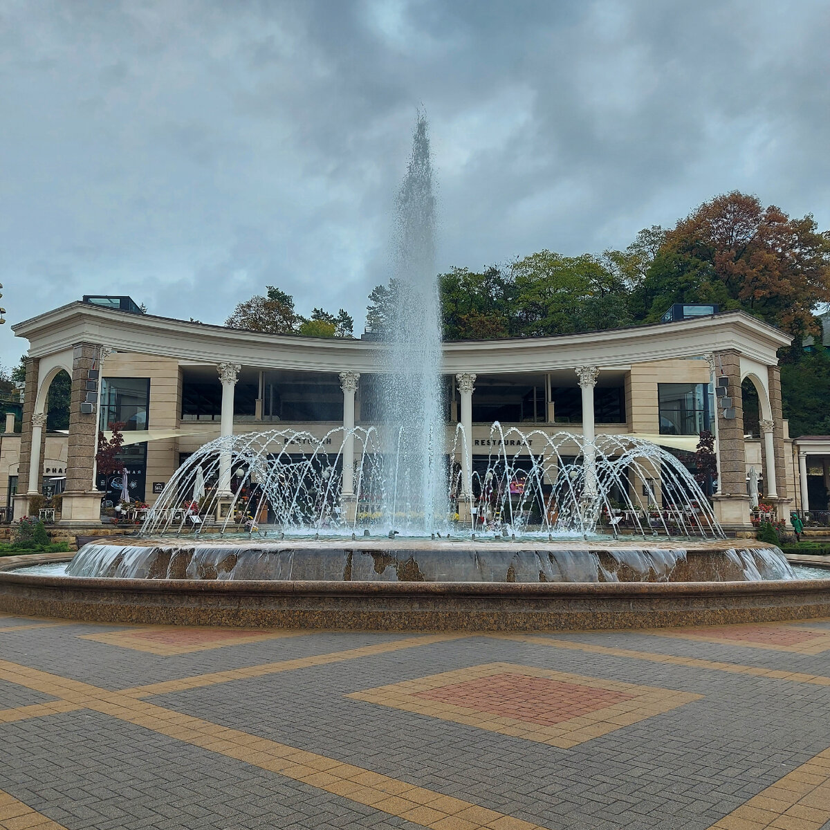 Фонтан при свете дня