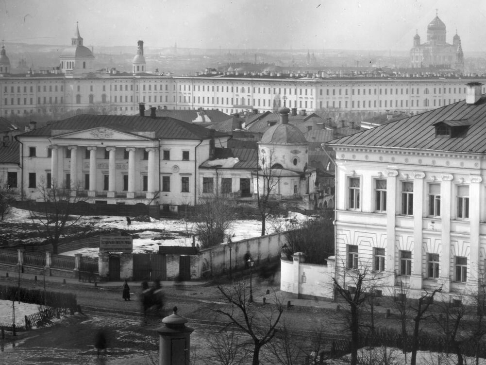 Фрагмент фотографии 1899 года. Справа дом Телешова, слева усадьба Хитрово. На заднем плане - Воспитательный дом