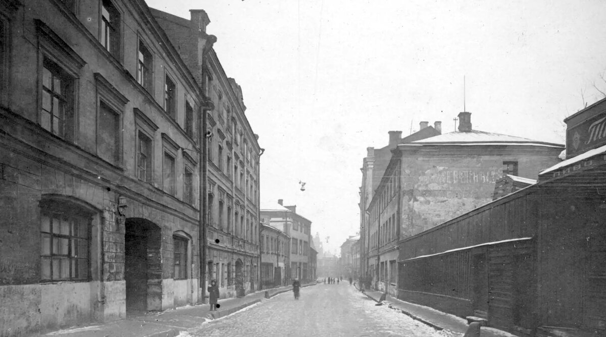 Расскажем про двух московских жителей. Ещё в семнадцатом веке местность, прилегающая к современному Петровскому бульвару (которого в том веке ещё не было) называлась Тележными рядами.